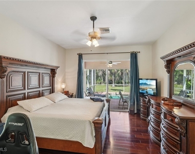 2621 Golden Gate Boulevard W - Photo Thumbnail 20