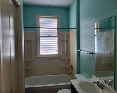 4401 Avenue Q 1/2 - Photo Thumbnail 2