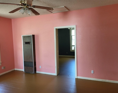 4401 Avenue Q 1/2 - Photo Thumbnail 4