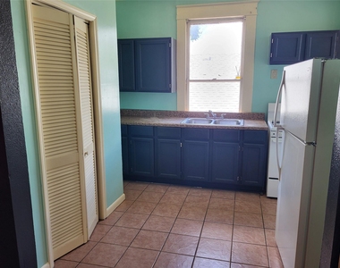 4401 Avenue Q 1/2 - Photo Thumbnail 3