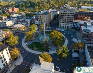16 Centre Square - Photo Thumbnail 1