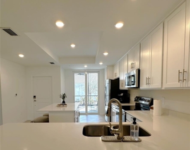 14221 Heritage Landing Boulevard - Photo Thumbnail 4