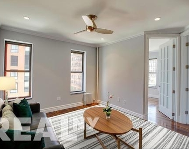 East 6th Street - Photo Thumbnail 4