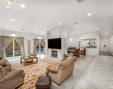 5206 Topeka Drive - Photo Thumbnail 17
