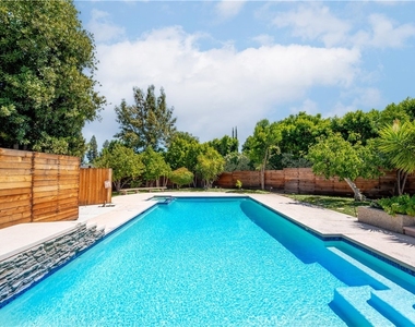 5206 Topeka Drive - Photo Thumbnail 6
