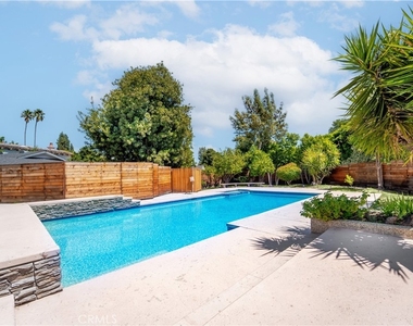 5206 Topeka Drive - Photo Thumbnail 7