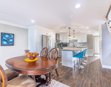 1038 Jeffery Street - Photo Thumbnail 5
