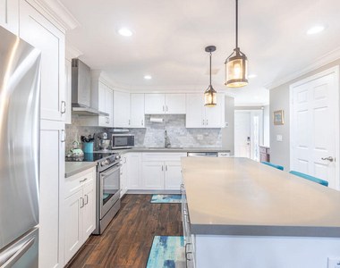 1038 Jeffery Street - Photo Thumbnail 3