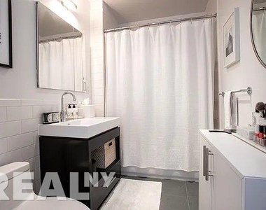 West 54th Street - Photo Thumbnail 3