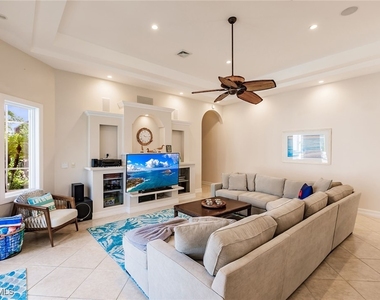 950 Snowberry Court - Photo Thumbnail 4