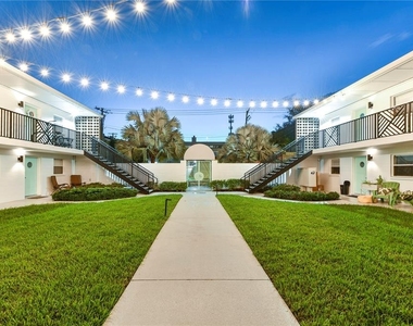 807 S Howard Avenue - Photo Thumbnail 2
