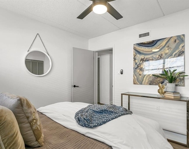 807 S Howard Avenue - Photo Thumbnail 9