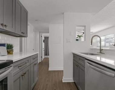 807 S Howard Avenue - Photo Thumbnail 7