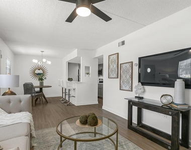 807 S Howard Avenue - Photo Thumbnail 5