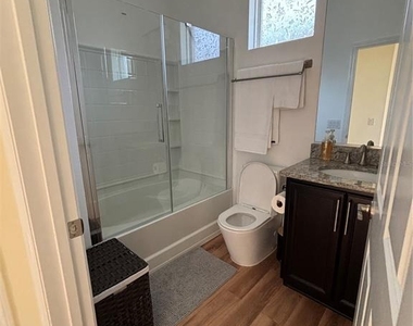 5235 Nw 33rd Place - Photo Thumbnail 4