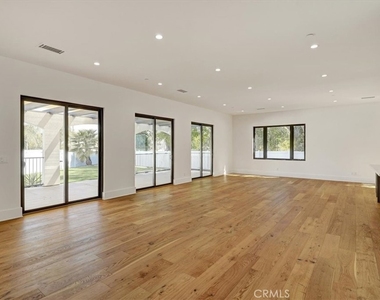 5520 Woodlake Avenue - Photo Thumbnail 2