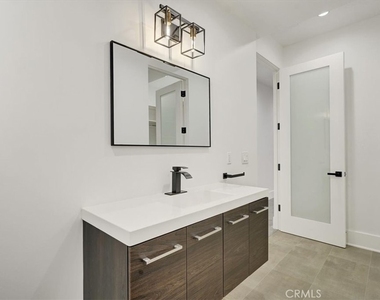 5520 Woodlake Avenue - Photo Thumbnail 31