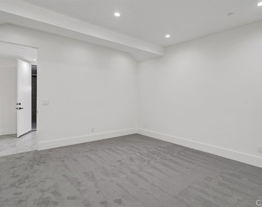 5520 Woodlake Avenue - Photo Thumbnail 29