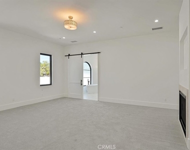 5520 Woodlake Avenue - Photo Thumbnail 14