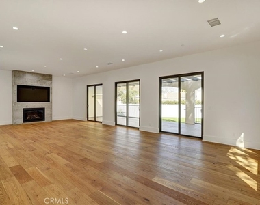 5520 Woodlake Avenue - Photo Thumbnail 5