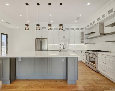 5520 Woodlake Avenue - Photo Thumbnail 9