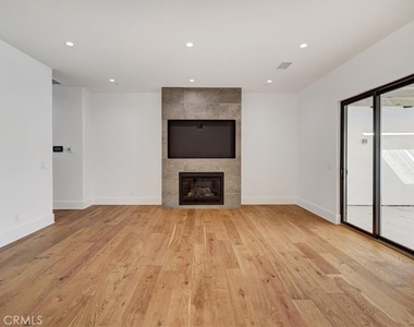 5520 Woodlake Avenue - Photo Thumbnail 4