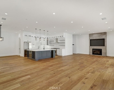 5520 Woodlake Avenue - Photo Thumbnail 7