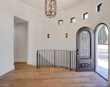 5520 Woodlake Avenue - Photo Thumbnail 1