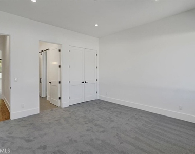 5520 Woodlake Avenue - Photo Thumbnail 17