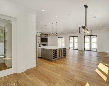 5520 Woodlake Avenue - Photo Thumbnail 12