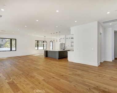 5520 Woodlake Avenue - Photo Thumbnail 3