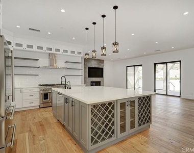 5520 Woodlake Avenue - Photo Thumbnail 11