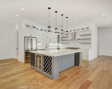 5520 Woodlake Avenue - Photo Thumbnail 8