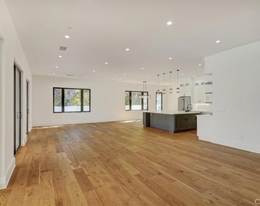 5520 Woodlake Avenue - Photo Thumbnail 6