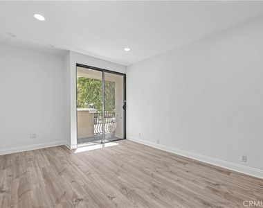1630 S Bentley Avenue - Photo Thumbnail 14