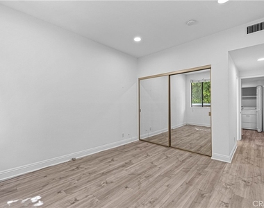 1630 S Bentley Avenue - Photo Thumbnail 11