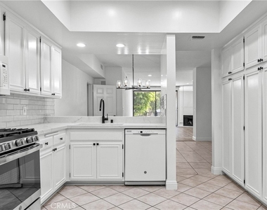 1630 S Bentley Avenue - Photo Thumbnail 8