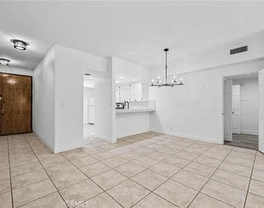 1630 S Bentley Avenue - Photo Thumbnail 4