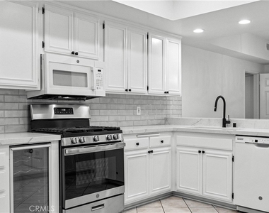 1630 S Bentley Avenue - Photo Thumbnail 7
