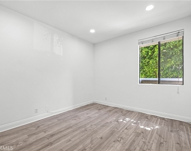 1630 S Bentley Avenue - Photo Thumbnail 12