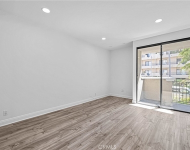 1630 S Bentley Avenue - Photo Thumbnail 13