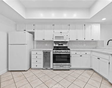 1630 S Bentley Avenue - Photo Thumbnail 6
