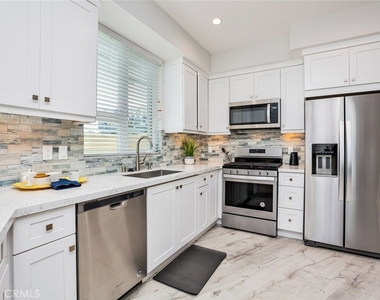 10718 Acama Street - Photo Thumbnail 8