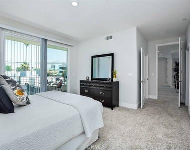 10718 Acama Street - Photo Thumbnail 18