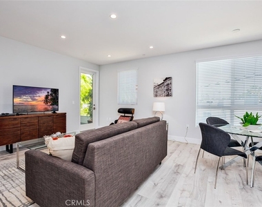 10718 Acama Street - Photo Thumbnail 10