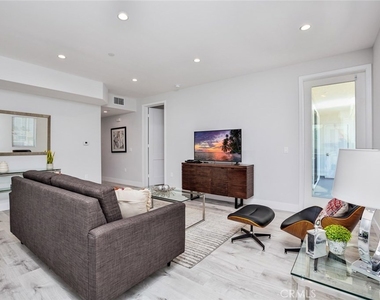 10718 Acama Street - Photo Thumbnail 9