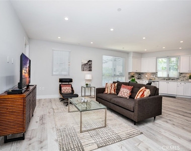 10718 Acama Street - Photo Thumbnail 12