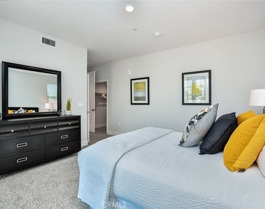 10718 Acama Street - Photo Thumbnail 17