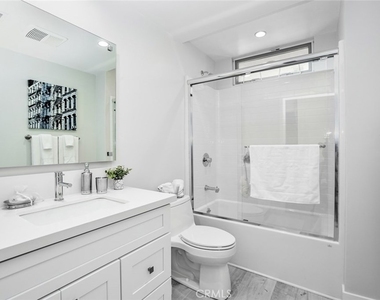 10718 Acama Street - Photo Thumbnail 14