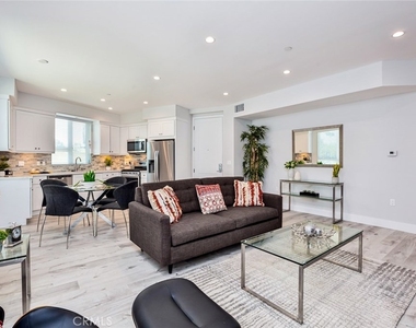 10718 Acama Street - Photo Thumbnail 13